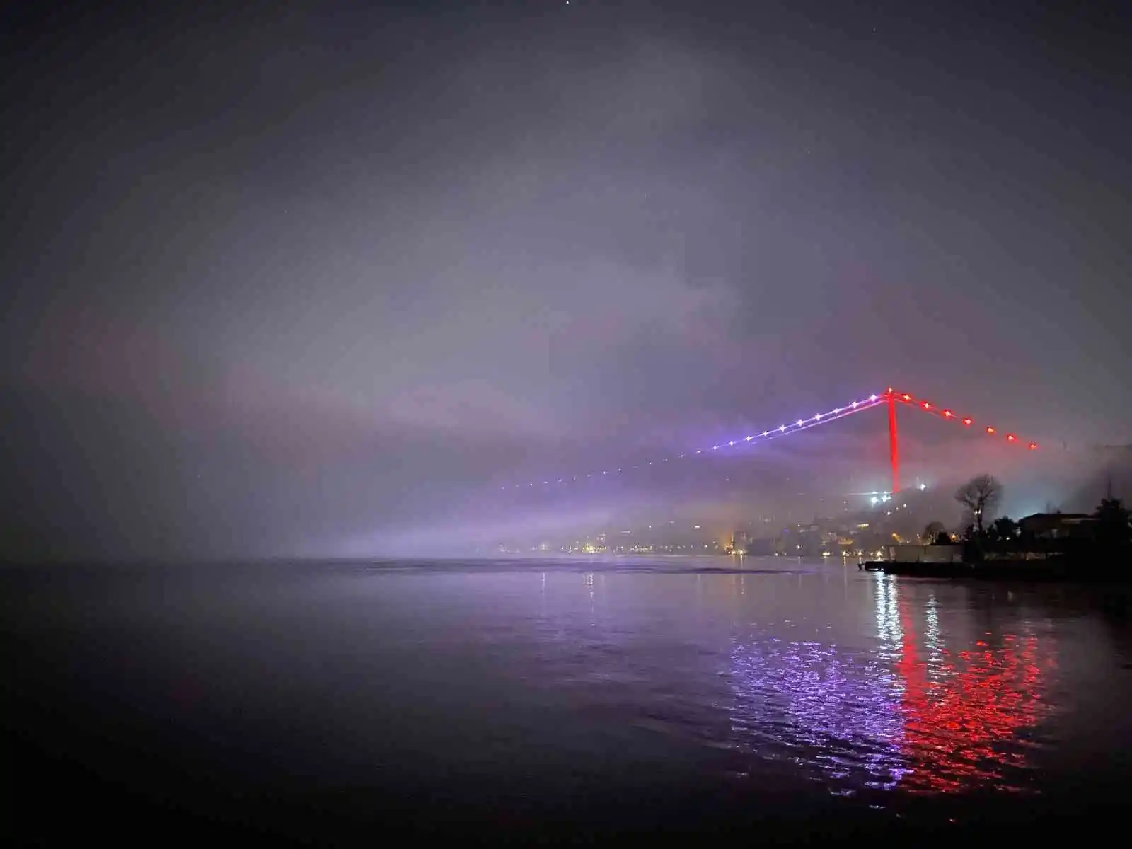 İstanbul Boğazı'nda yoğun sis: Gemi trafiği çift yönlü olarak askıya alındı
