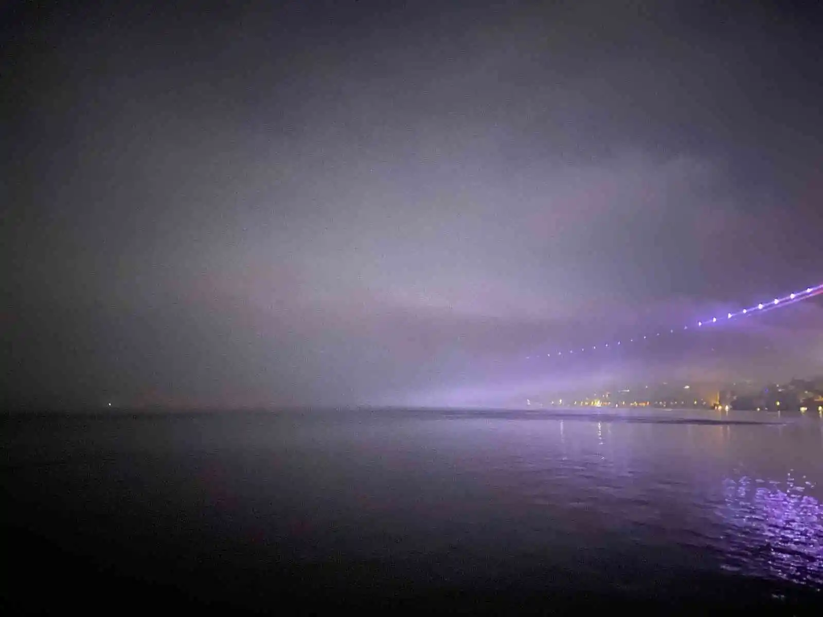 İstanbul Boğazı’nda yoğun sis: Gemi trafiği çift yönlü olarak askıya alındı

