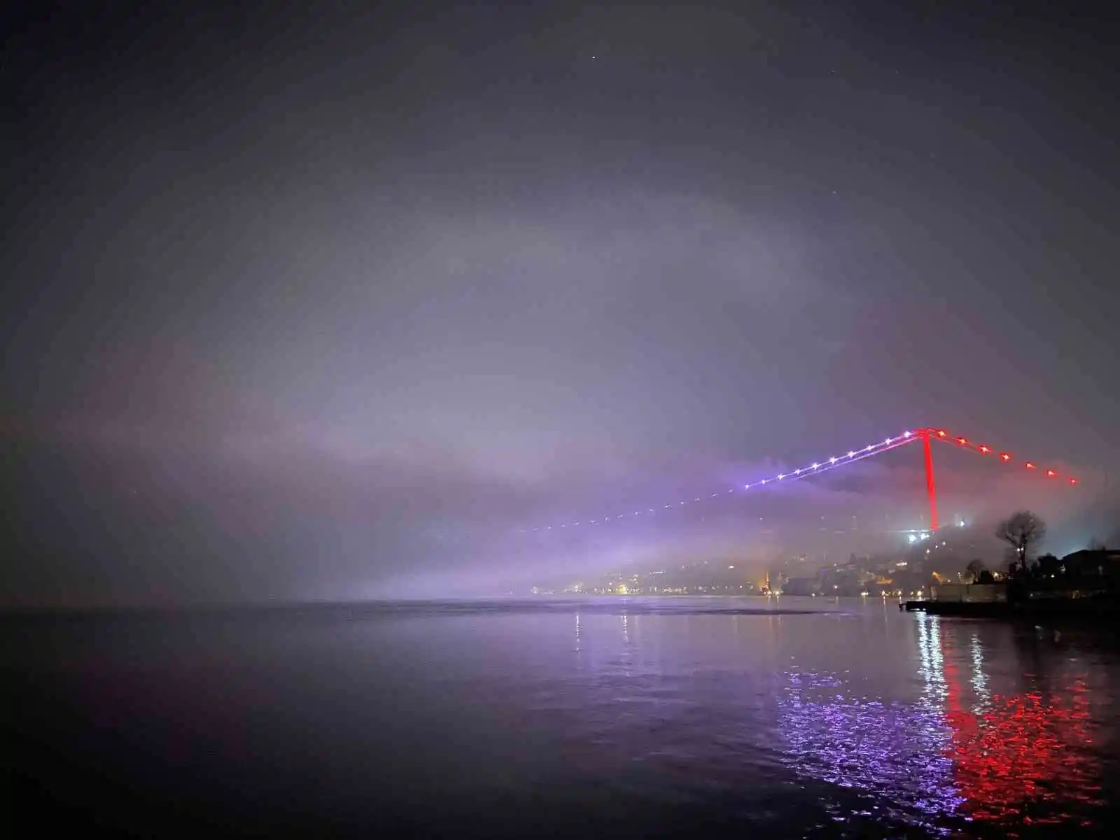 İstanbul Boğazı’nda yoğun sis: Gemi trafiği çift yönlü olarak askıya alındı
