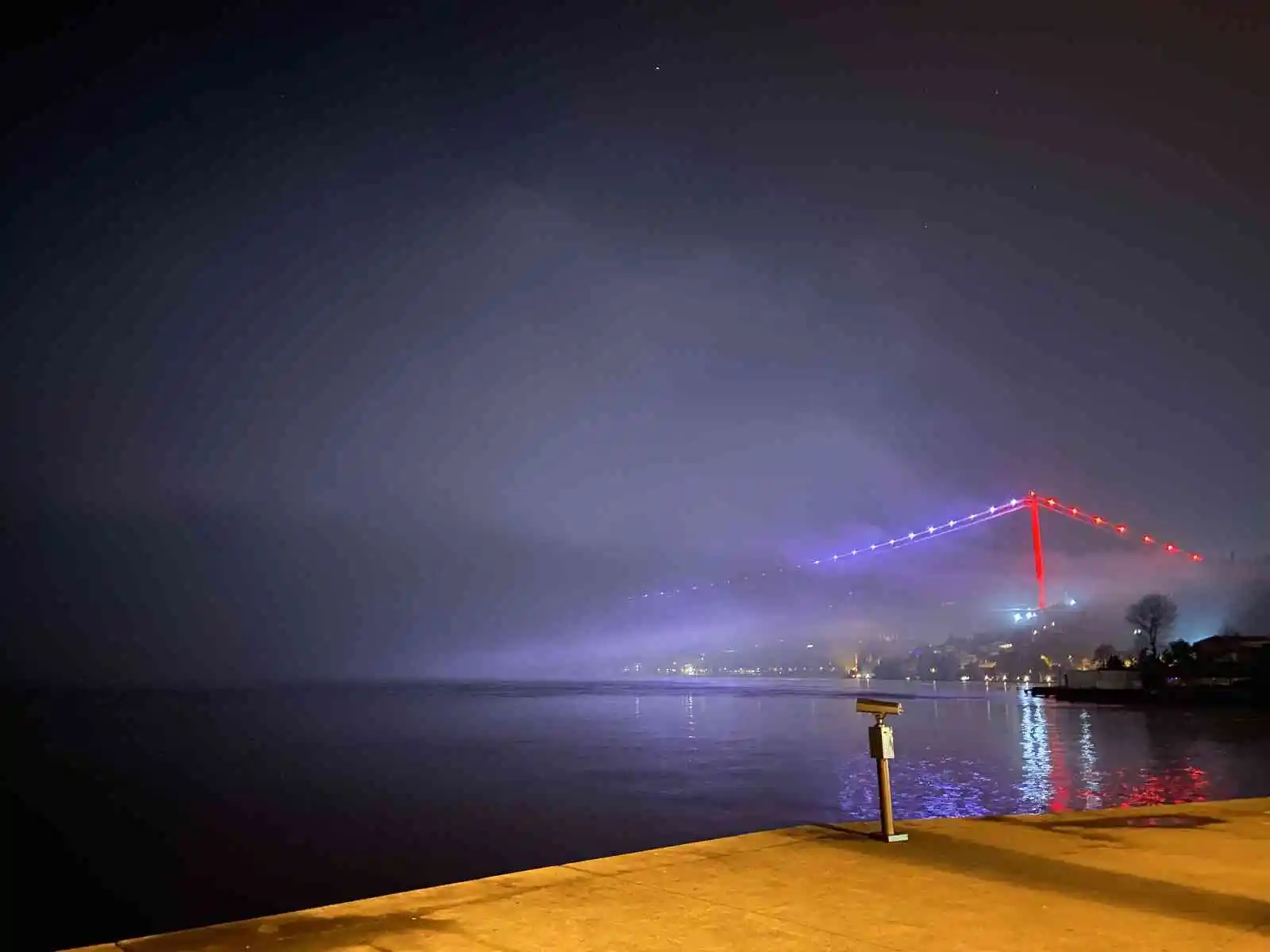 İstanbul Boğazı’nda yoğun sis: Gemi trafiği çift yönlü olarak askıya alındı
