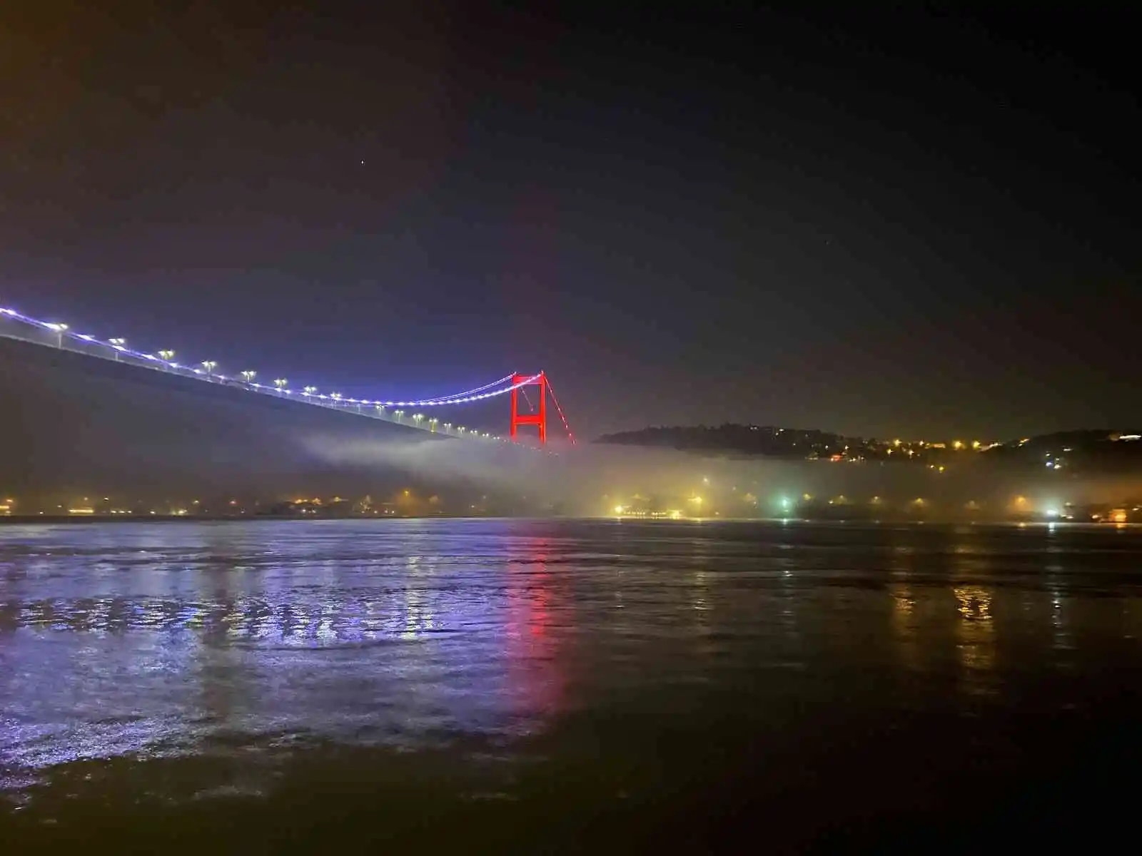 İstanbul Boğazı’nda yoğun sis: Gemi trafiği çift yönlü olarak askıya alındı