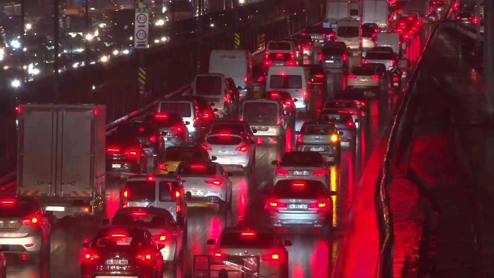 İstanbul'da yağmur trafiği: Yoğunluk yüzde 90'a ulaştı
