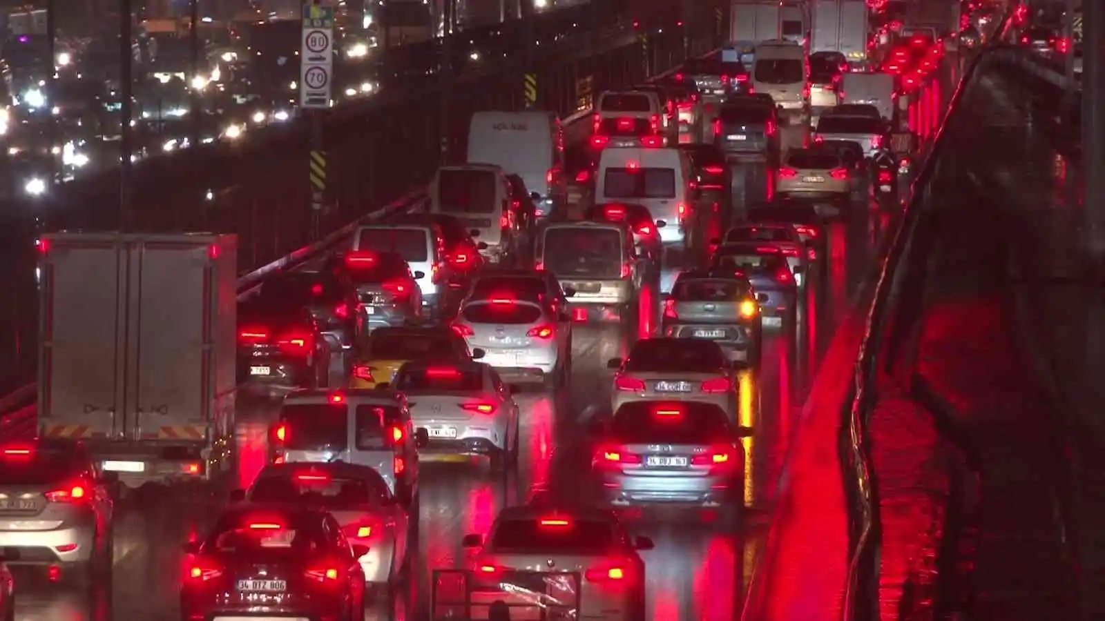 İstanbul'da yağmur trafiği: Yoğunluk yüzde 90'a ulaştı