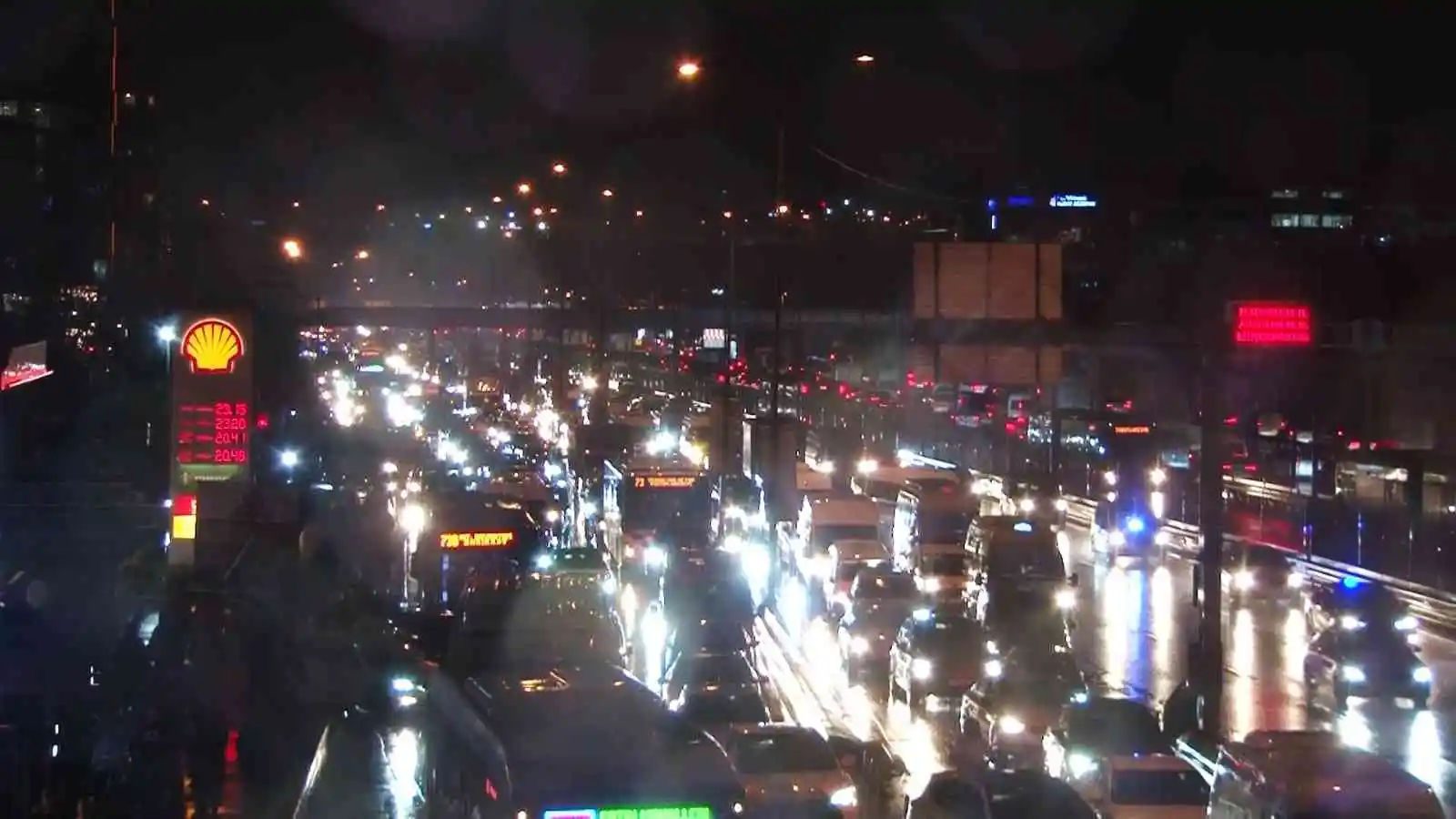 İstanbul’da yağmur trafiği: Yoğunluk yüzde 90’a ulaştı
