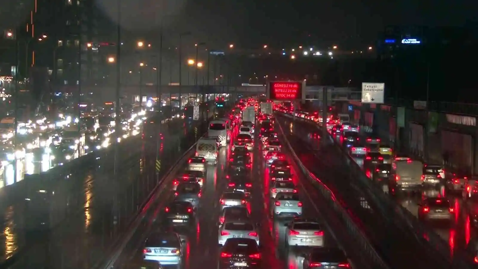 İstanbul’da yağmur trafiği: Yoğunluk yüzde 90’a ulaştı
