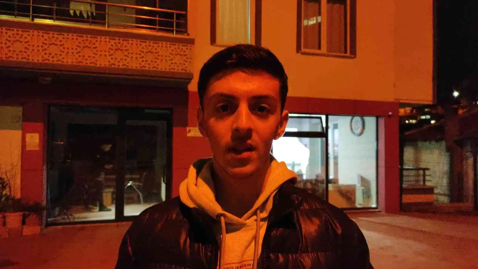 İşyerinde silahlı saldırıya uğrayan arkadaşını kucağında taşıdı