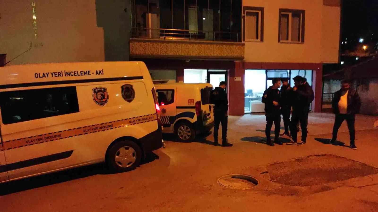 İşyerinde silahlı saldırıya uğrayan arkadaşını kucağında taşıdı