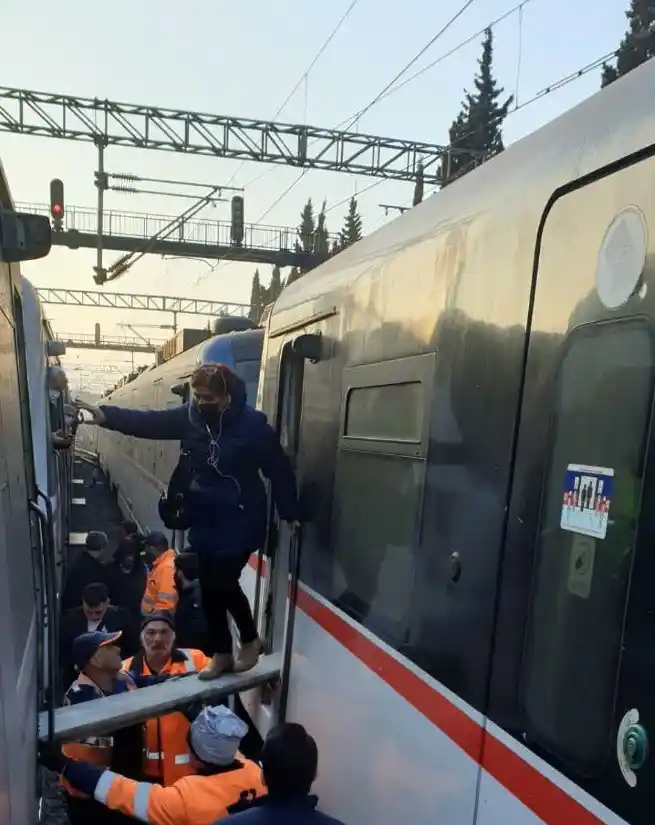 İZBAN arızalandı: Yolcular ’kalasla’ tren değiştirdi
