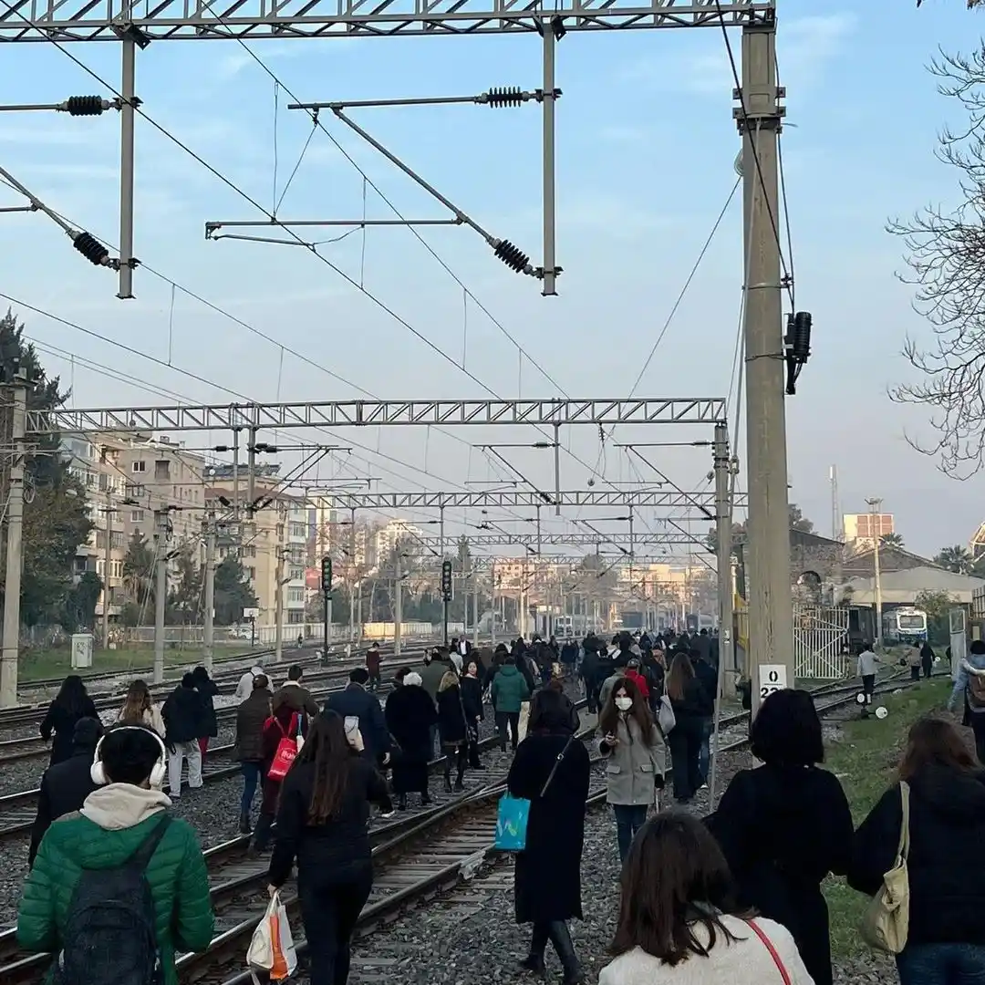 İZBAN arızalandı: Yolcular ’kalasla’ tren değiştirdi

