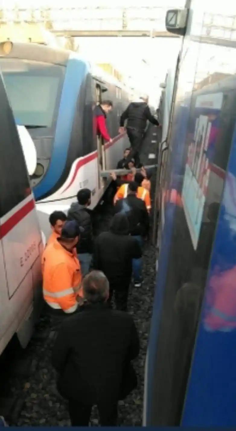 İZBAN arızalandı: Yolcular ’kalasla’ tren değiştirdi
