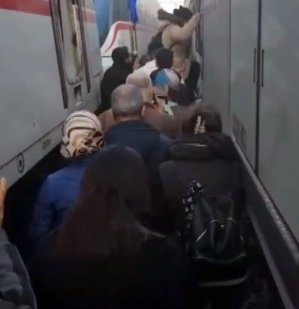 İZBAN arızalandı: Yolcular ’kalasla’ tren değiştirdi
