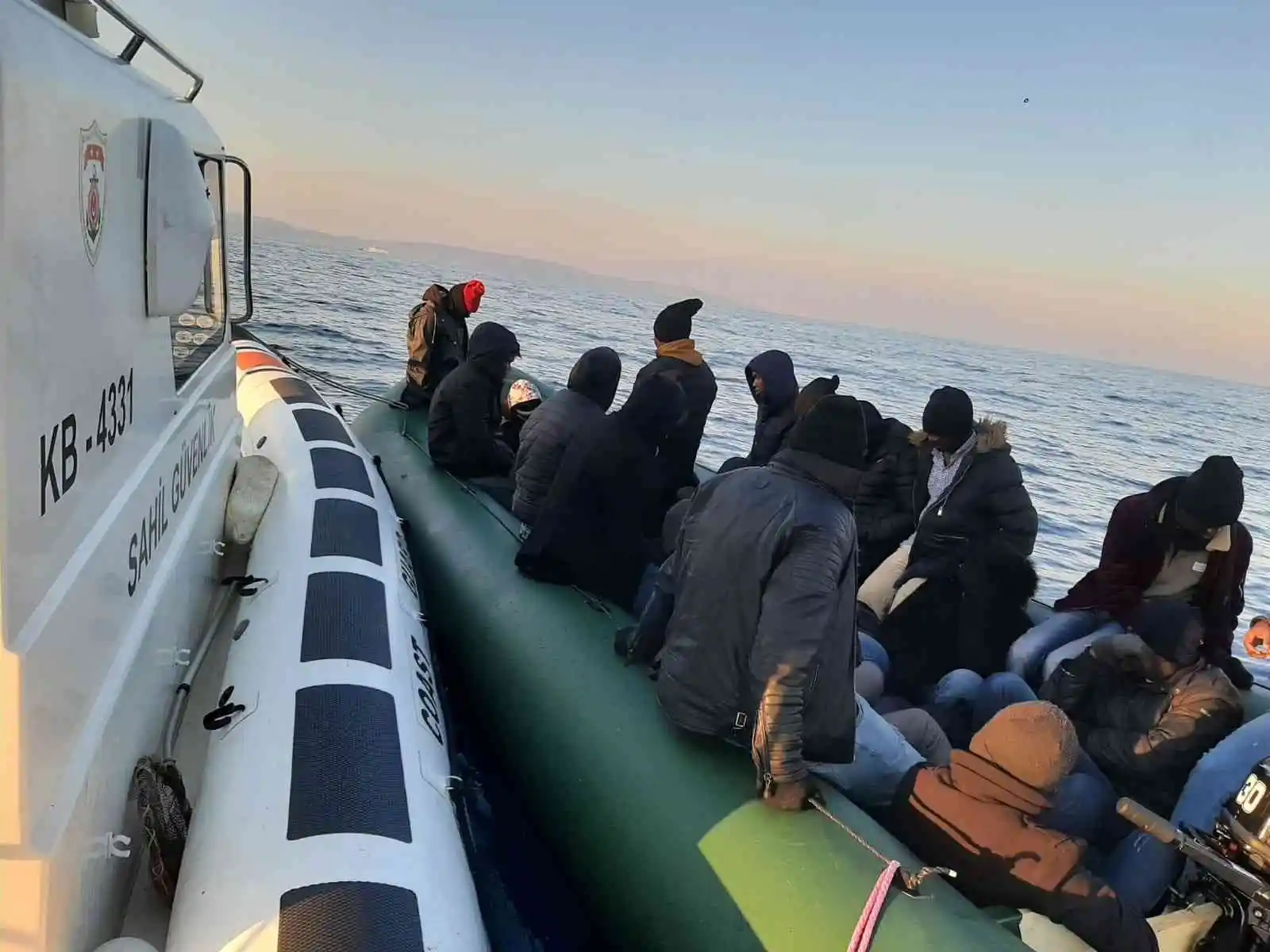 İzmir açıklarında 111 düzensiz göçmen kurtarıldı