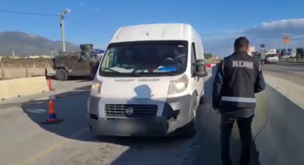 İzmir’de 2 bin 863 adet kaçak oto yedek parça ele geçirildi