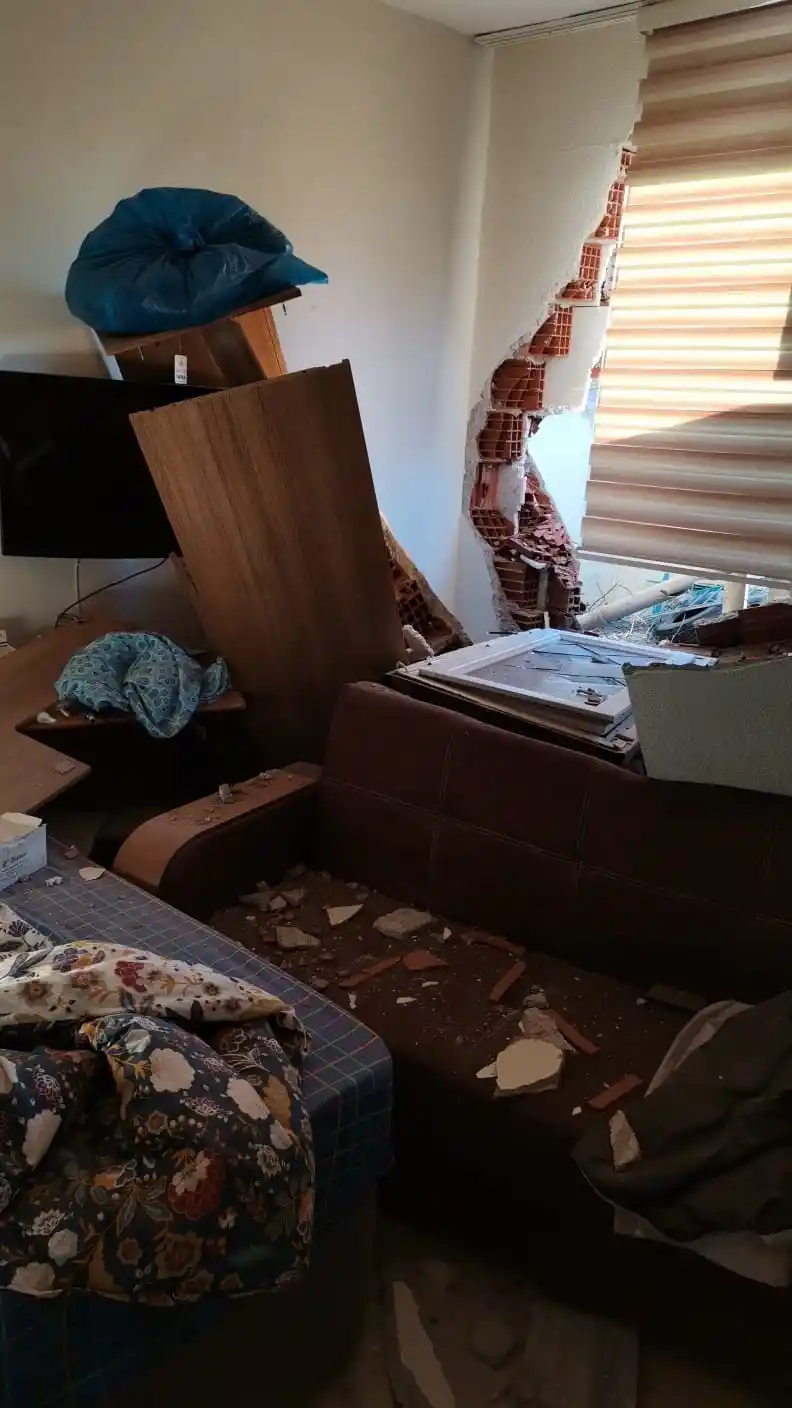 İzmir’de faciadan dönüldü: Freni boşalan kamyon 112 binasının duvarını yıktı