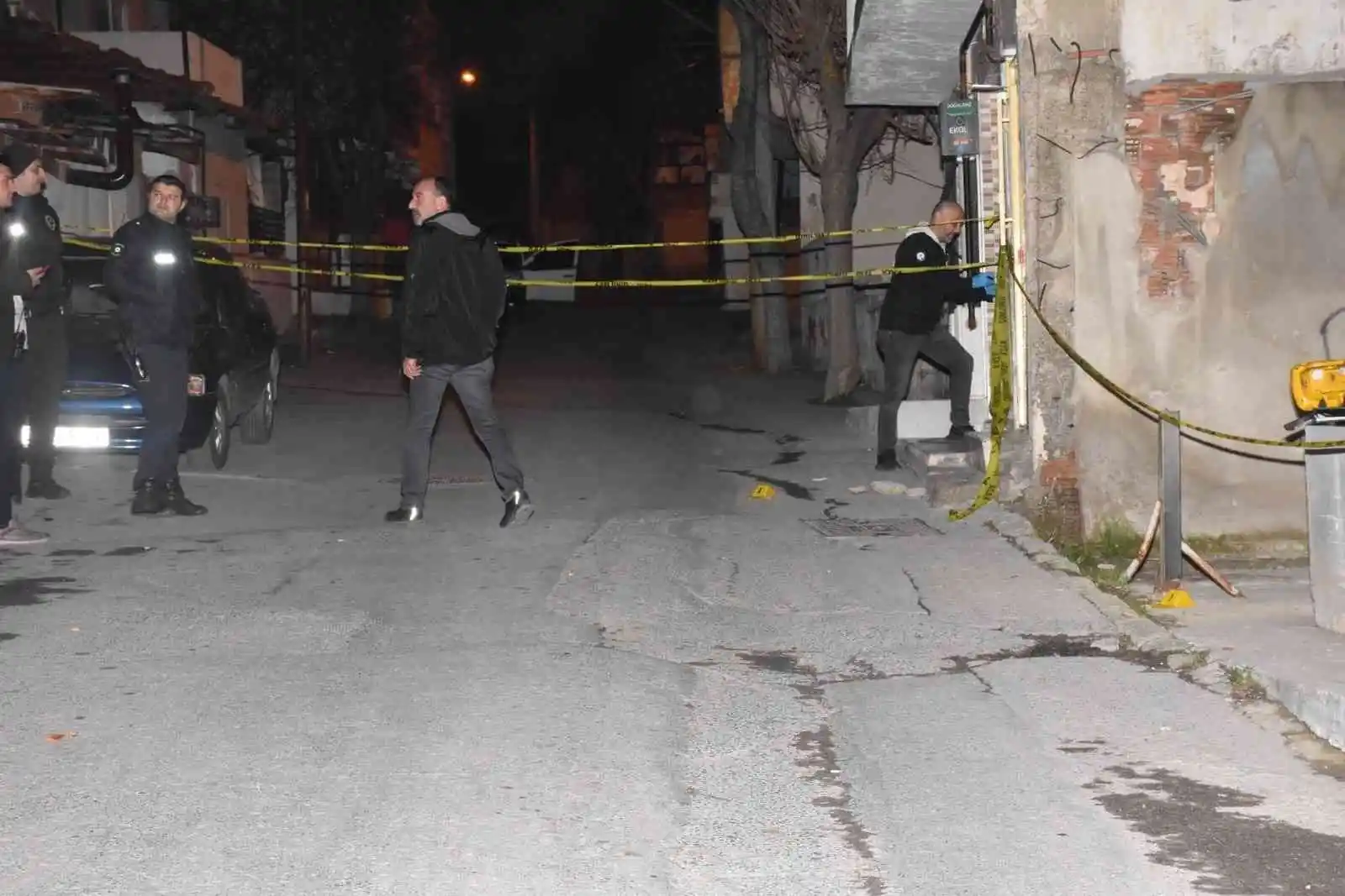 İzmir'de silahlı saldırıya uğrayan genç ağır yaralandı
