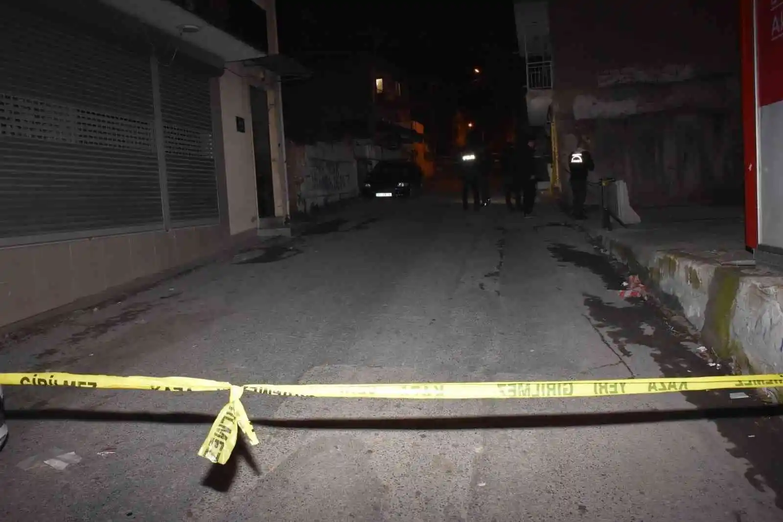 İzmir’de silahlı saldırıya uğrayan genç ağır yaralandı