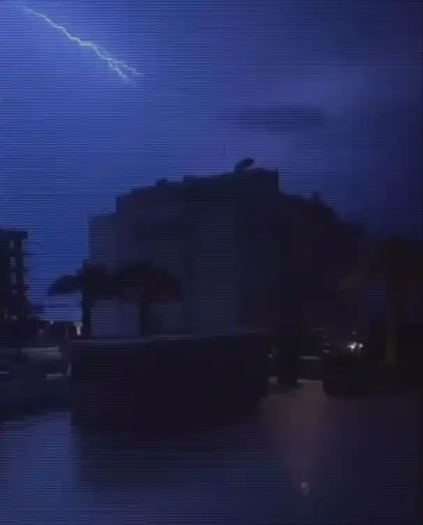 İzmir’de şimşekler geceyi aydınlattı