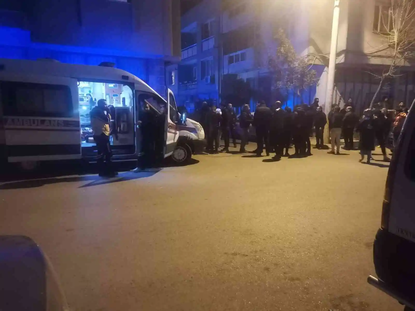 İzmir'de sır ölüm: 18 yaşındaki genç sokak ortasında ölü bulundu
