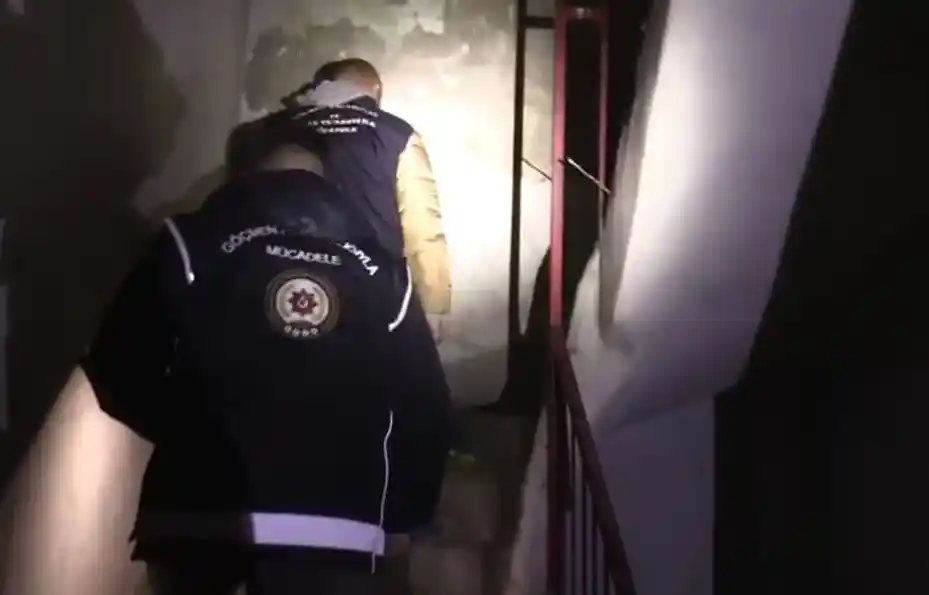 İzmir’de ’şok evleri’ne polis baskını: 70 düzensiz göçmen ile 7 organizatör yakalandı