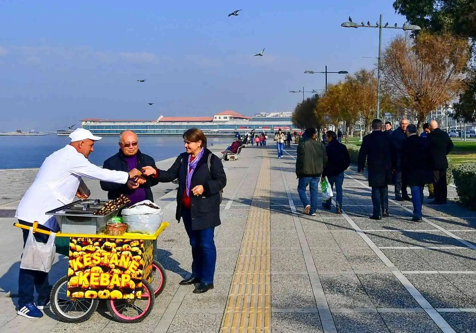 İzmir'de sokak satıcıları artık zabıtadan kaçmayacak
