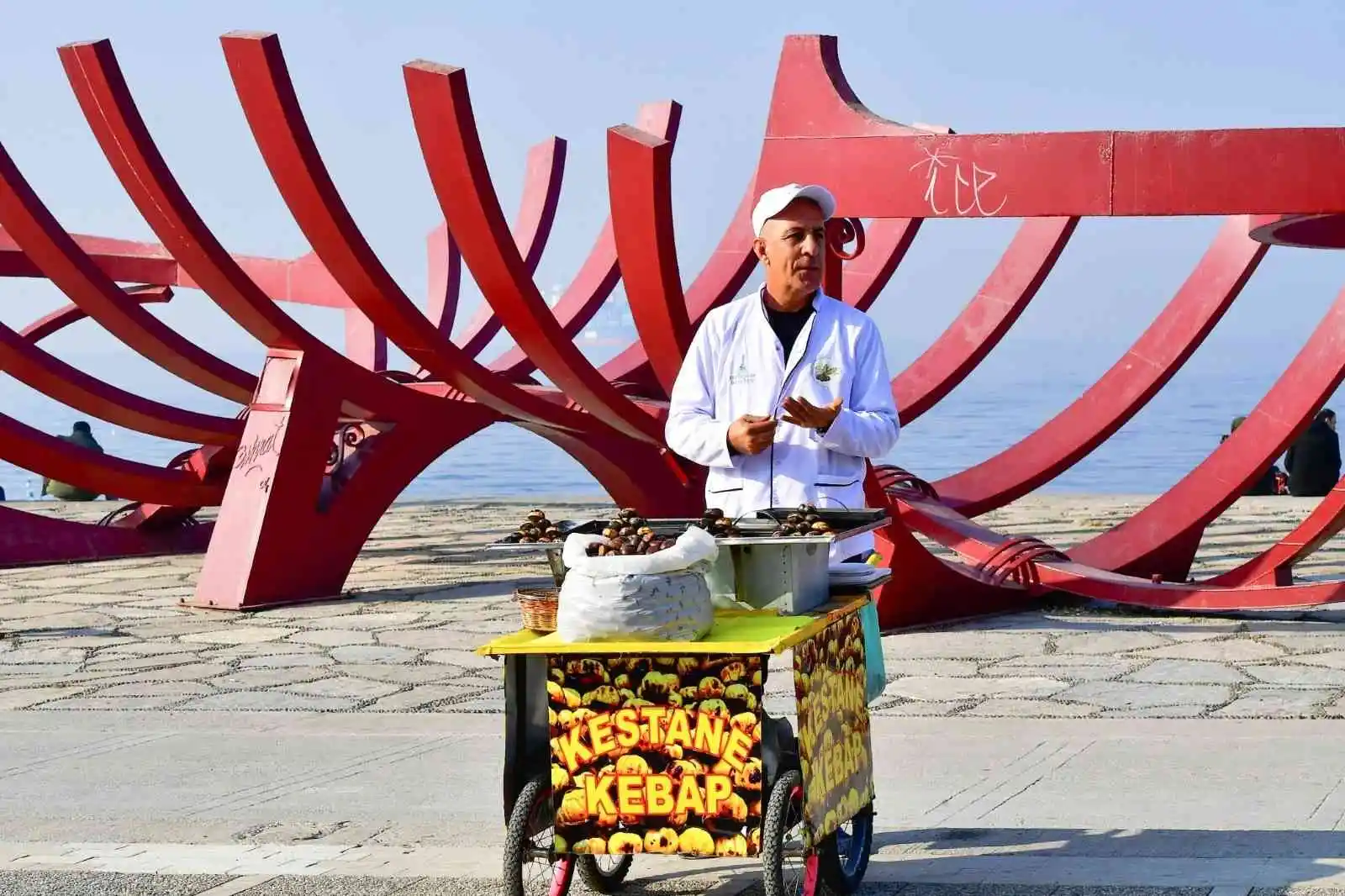 İzmir’de sokak satıcıları artık zabıtadan kaçmayacak
