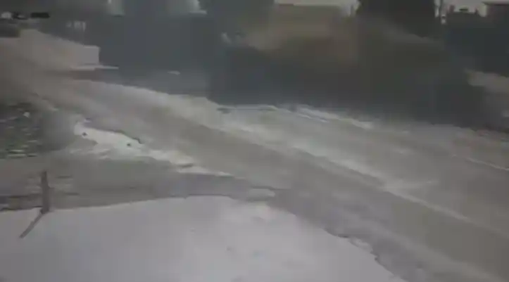 İzmir'de tır ile kamyonun çarpıştığı feci kaza kamerada