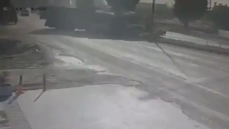 İzmir’de tır ile kamyonun çarpıştığı feci kaza kamerada