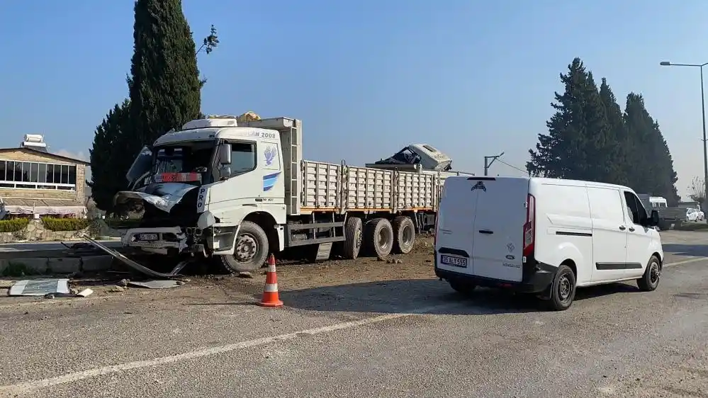 İzmir’de tır ile kamyonun çarpıştığı feci kaza kamerada