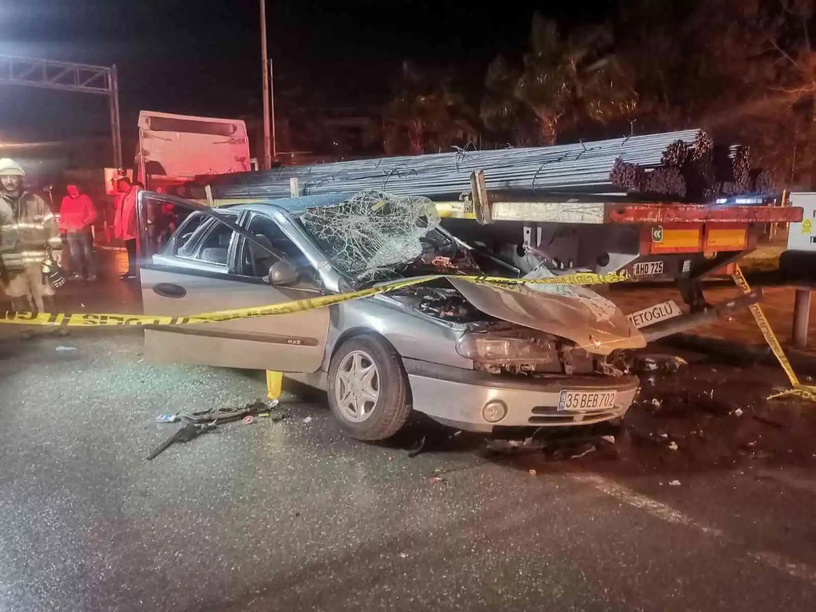 İzmir’de tıra çarpan otomobil hurdaya döndü: 1 ölü