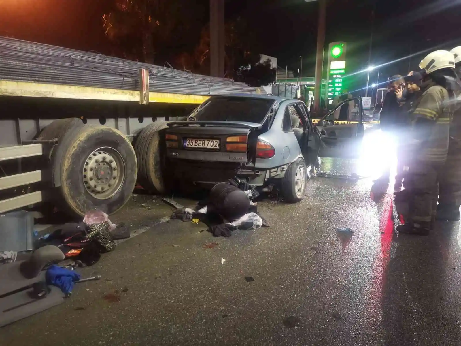 İzmir’de tıra çarpan otomobil hurdaya döndü: 1 ölü