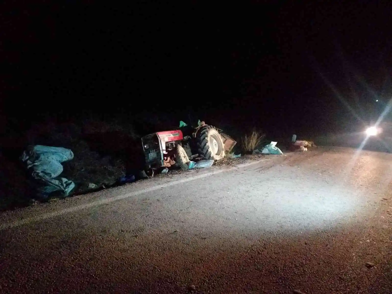 İzmir'de yoldan çıkan traktör devrildi, 1 kişi hayatını kaybetti
