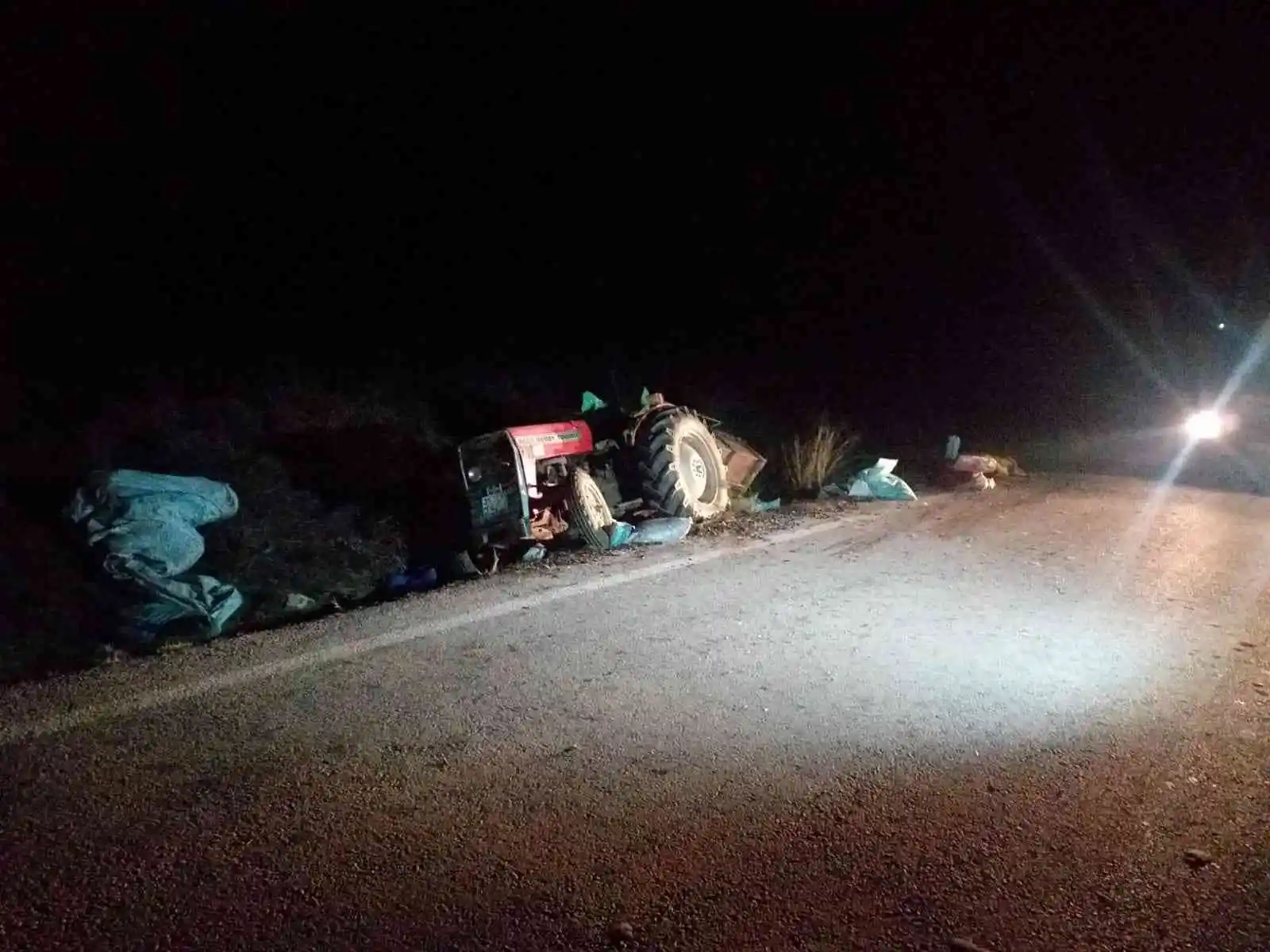 İzmir'de yoldan çıkan traktör devrildi, 1 kişi hayatını kaybetti