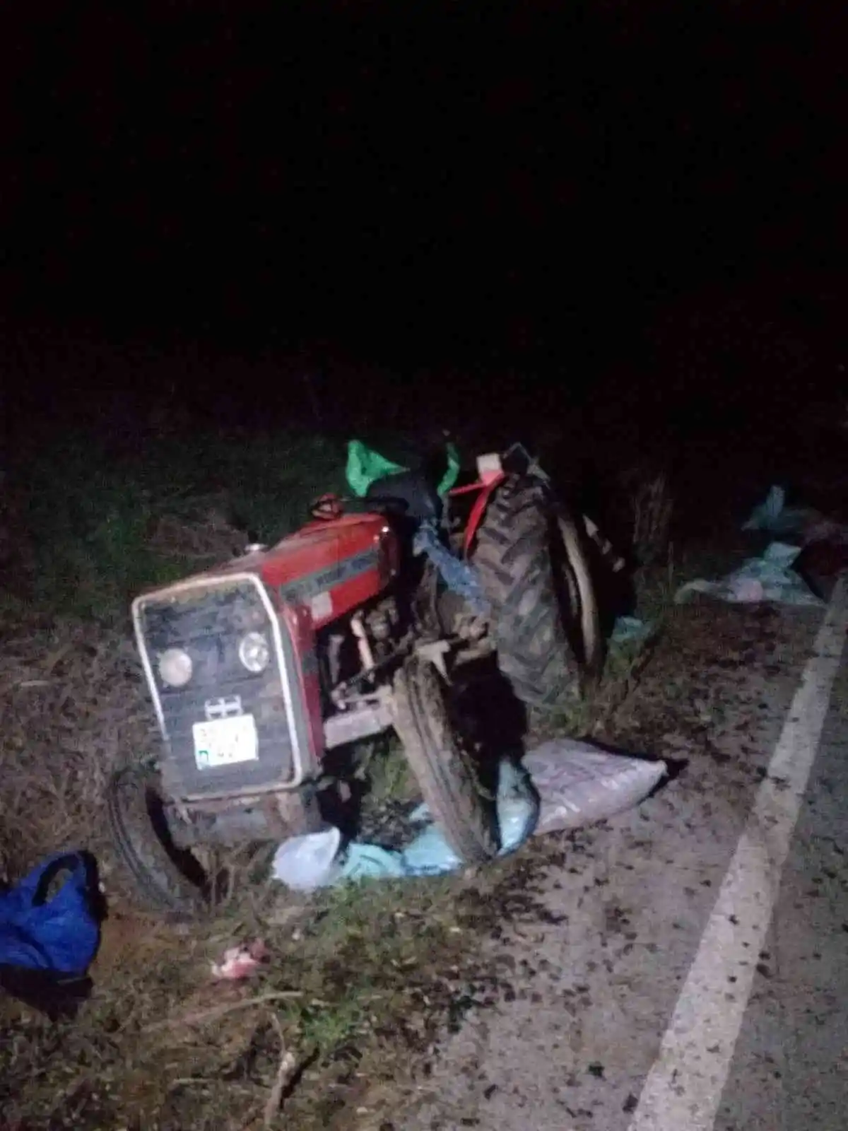 İzmir’de yoldan çıkan traktör devrildi, 1 kişi hayatını kaybetti