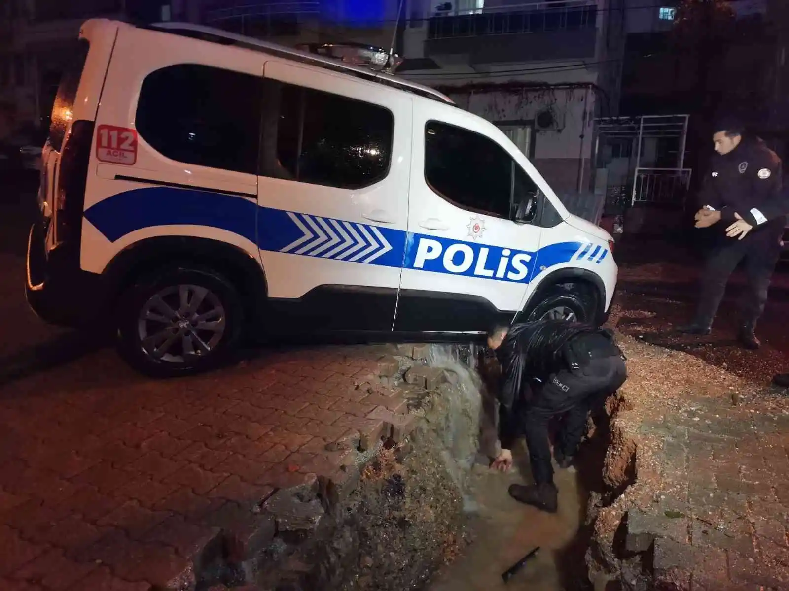 İzmir'i sağanak vurdu: Polis aracı çöken yolun içine düştü
