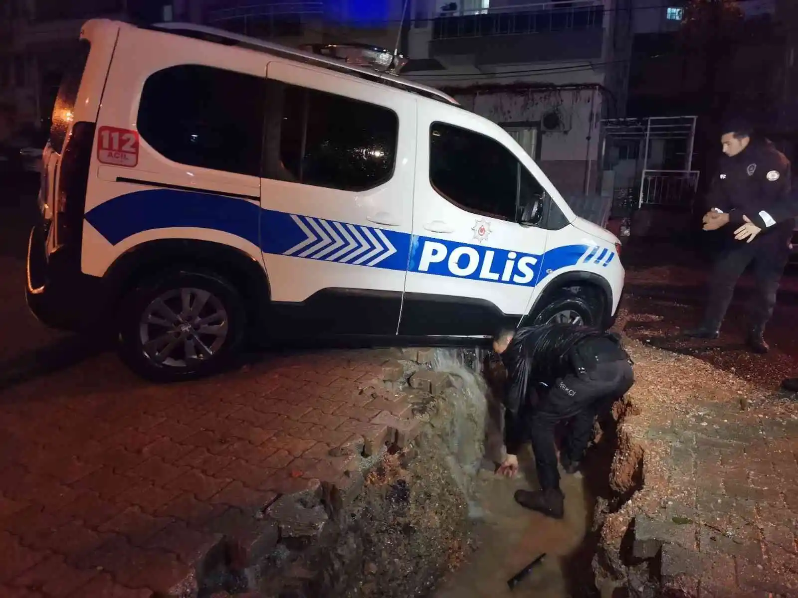 İzmir'i sağanak vurdu: Polis aracı çöken yolun içine düştü