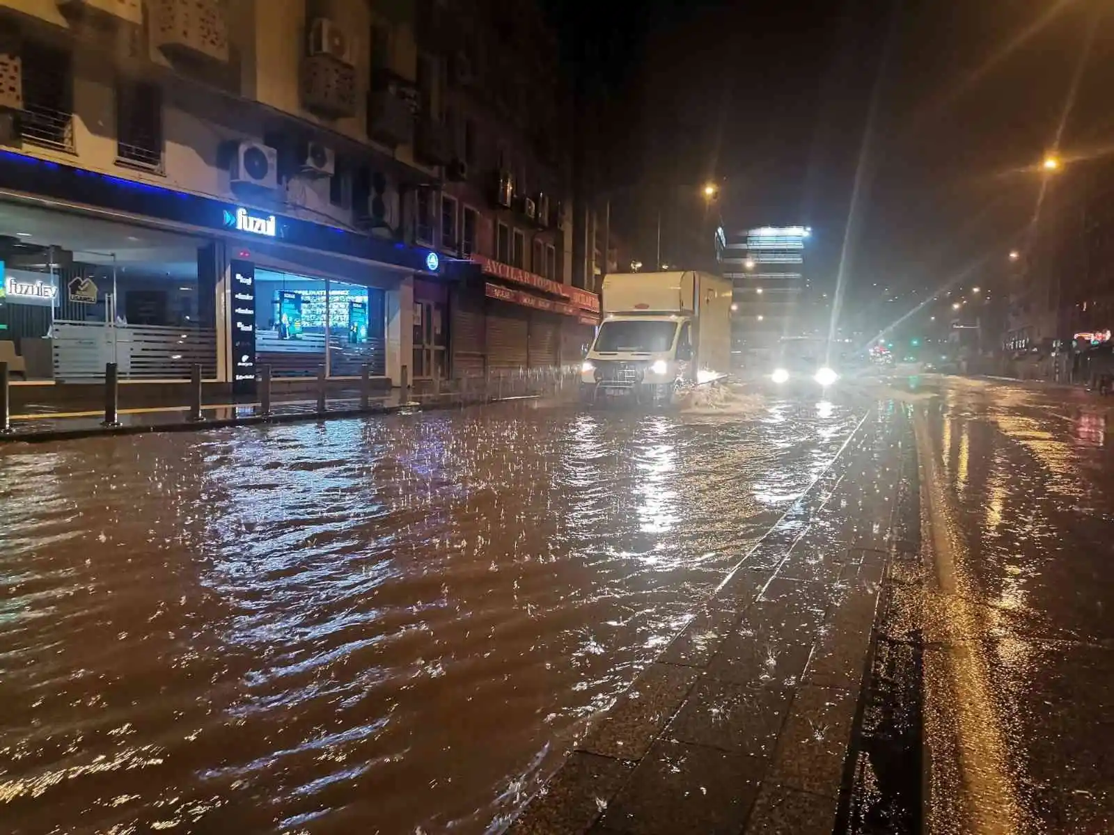 İzmir’i sağanak vurdu: Polis aracı çöken yolun içine düştü