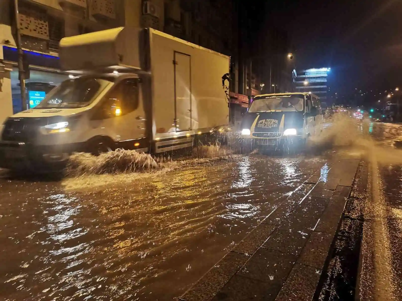 İzmir’i sağanak vurdu: Polis aracı çöken yolun içine düştü
