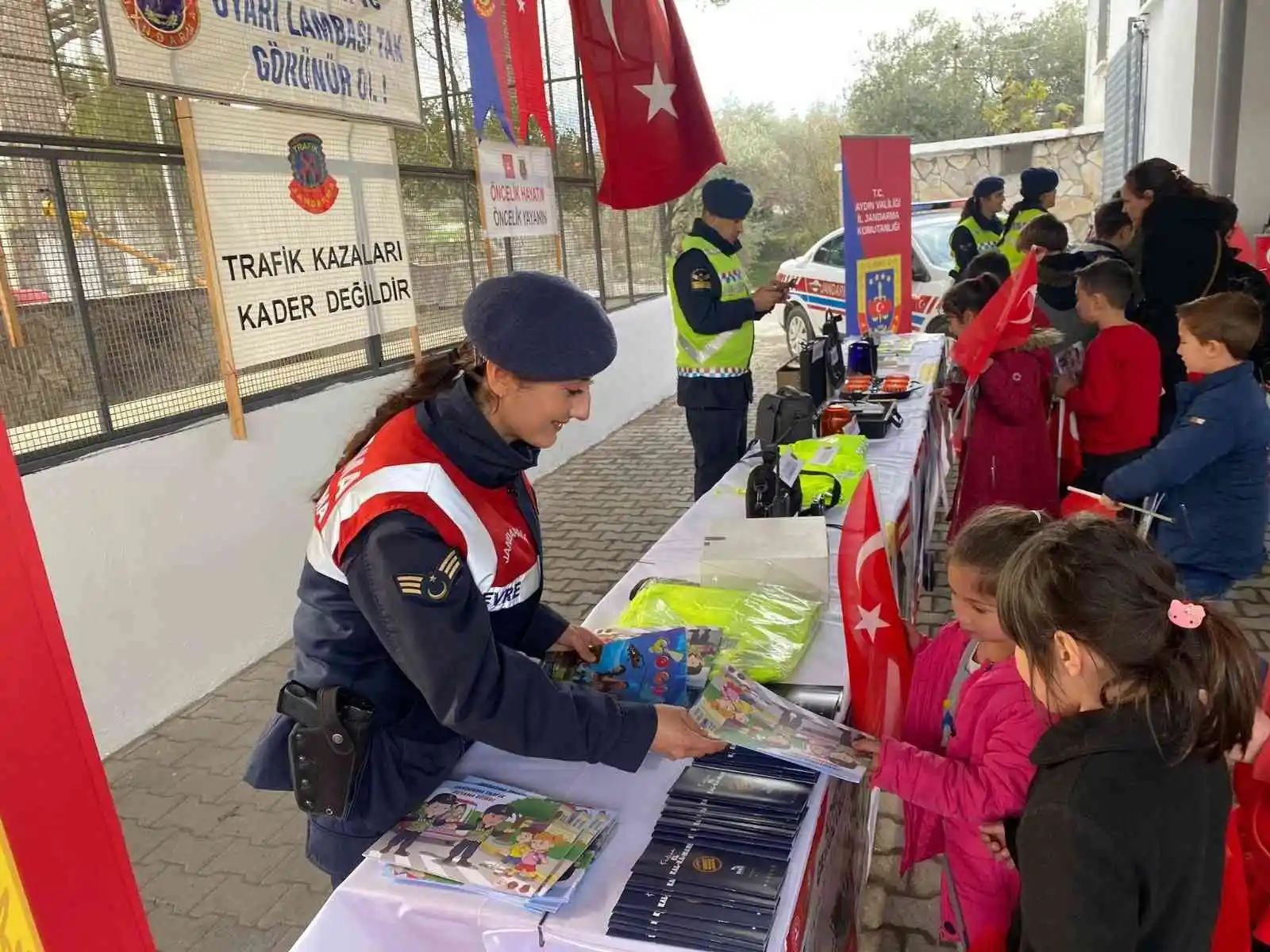 Jandarma reflektör kullanımına dikkat çekti
