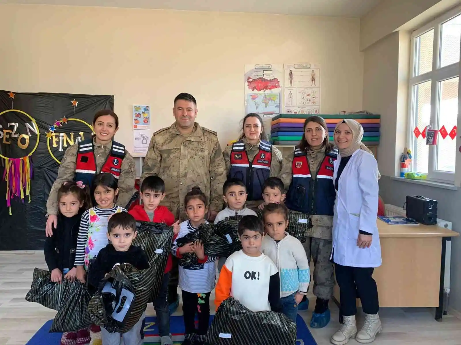 Jandarmanın hediye götürdüğü köy çocukları büyük mutluluk yaşadı