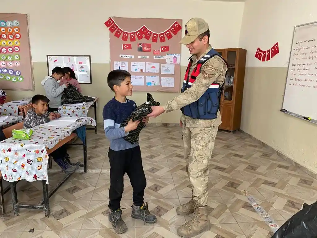 Jandarmanın hediye götürdüğü köy çocukları büyük mutluluk yaşadı