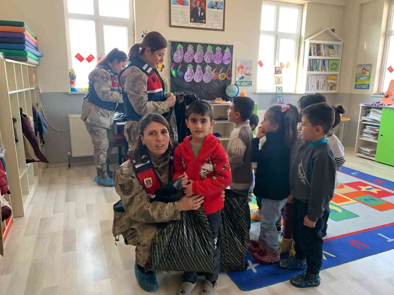 Jandarmanın hediye götürdüğü köy çocukları büyük mutluluk yaşadı