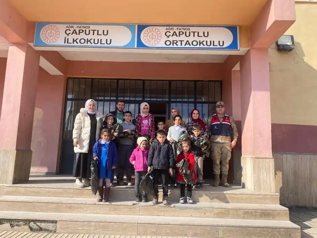 Jandarmanın hediye götürdüğü köy çocukları büyük mutluluk yaşadı