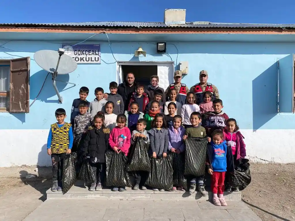 Jandarmanın hediye götürdüğü köy çocukları büyük mutluluk yaşadı