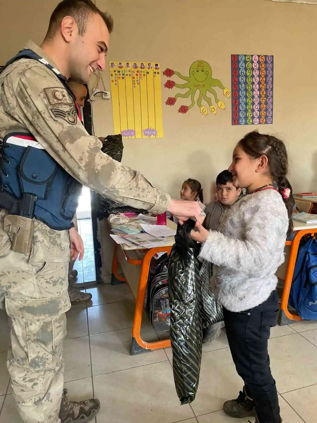 Jandarmanın hediye götürdüğü köy çocukları büyük mutluluk yaşadı