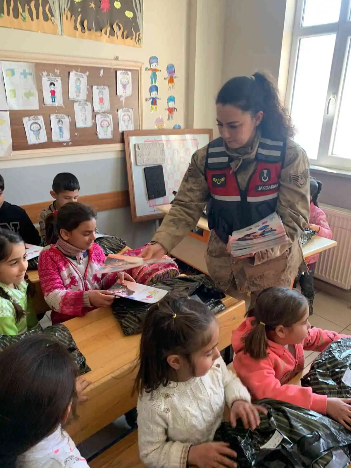 Jandarmanın hediye götürdüğü köy çocukları büyük mutluluk yaşadı