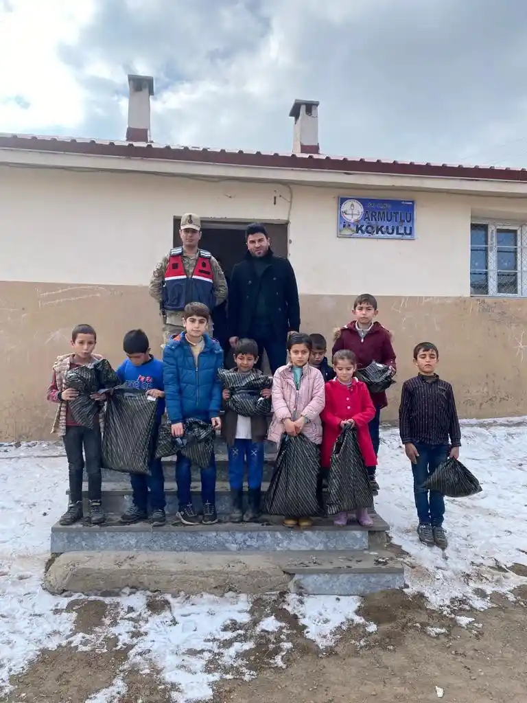 Jandarmanın hediye götürdüğü köy çocukları büyük mutluluk yaşadı
