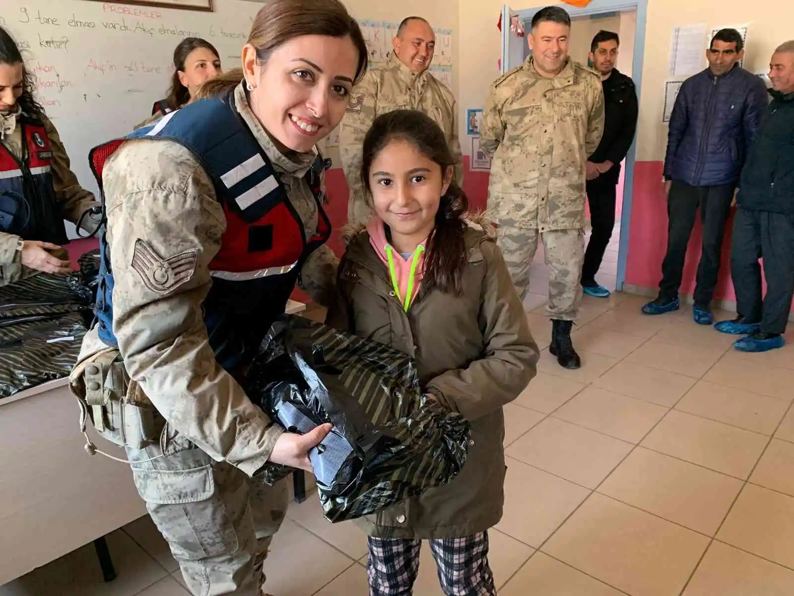 Jandarmanın hediye götürdüğü köy çocukları büyük mutluluk yaşadı