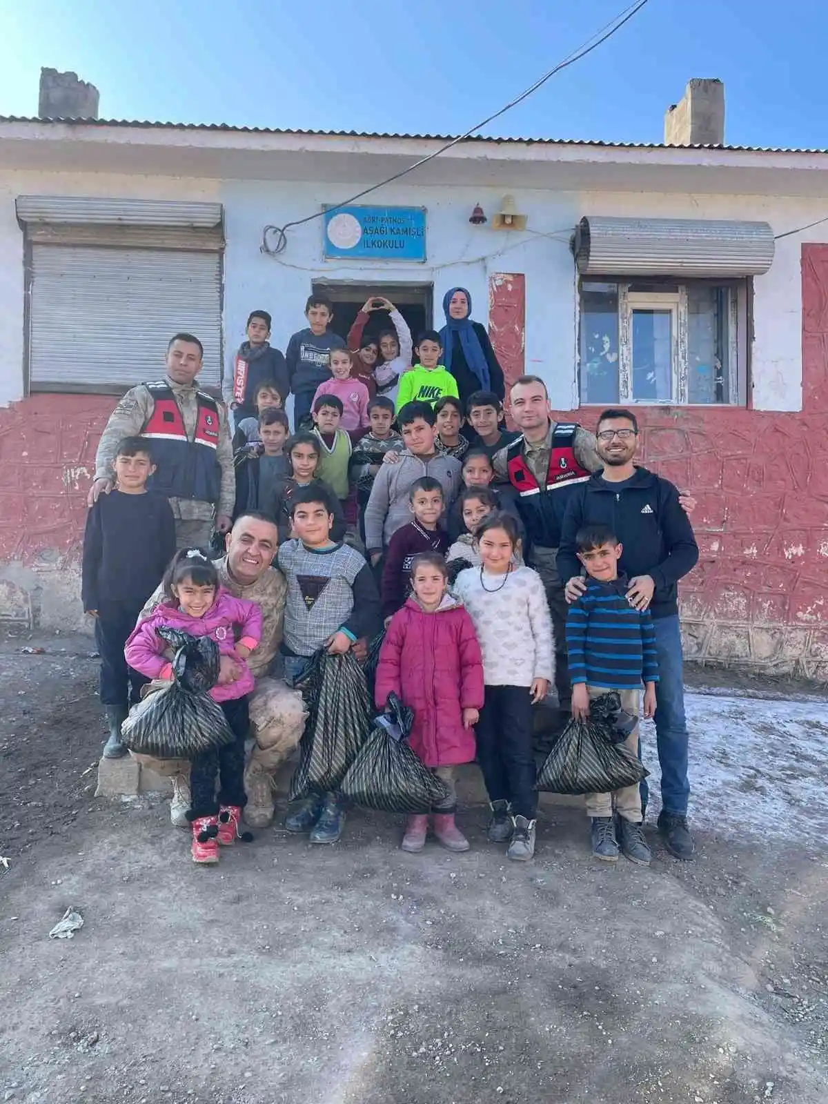 Jandarmanın hediye götürdüğü köy çocukları büyük mutluluk yaşadı
