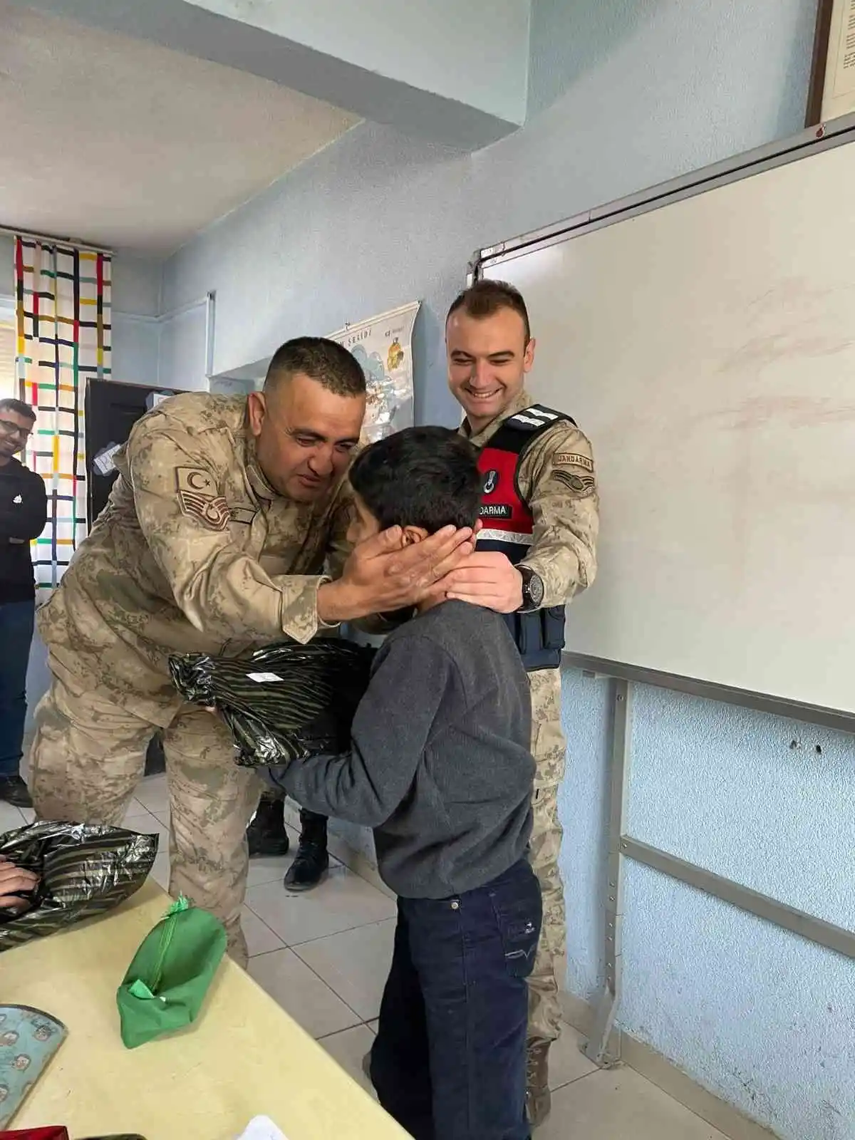 Jandarmanın hediye götürdüğü köy çocukları büyük mutluluk yaşadı