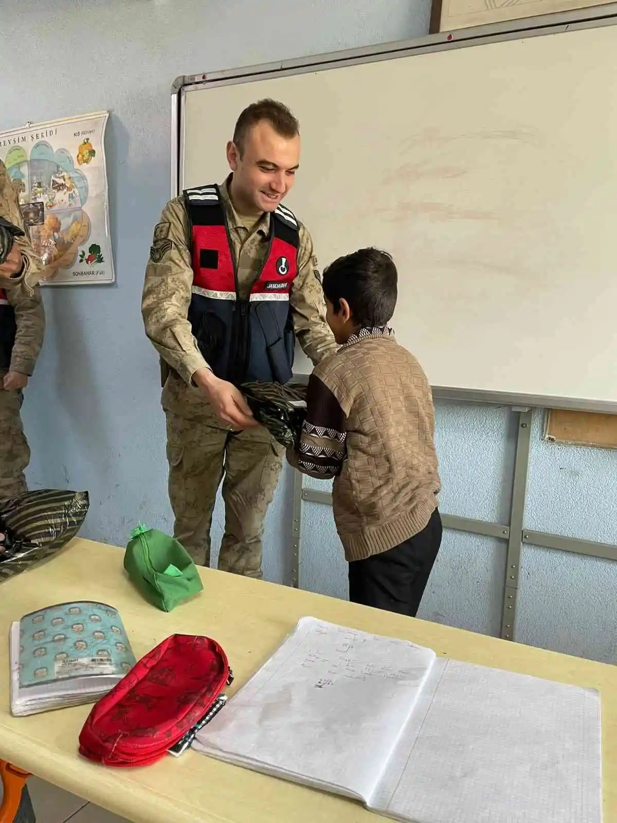 Jandarmanın hediye götürdüğü köy çocukları büyük mutluluk yaşadı